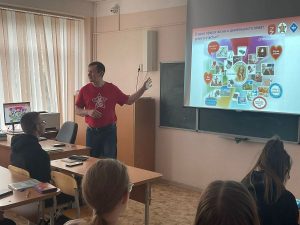 Преподаватель УрГПУ провел лекции для школьников Екатеринбурга в рамках Всероссийской просветительской акции «Поделись своим знанием»